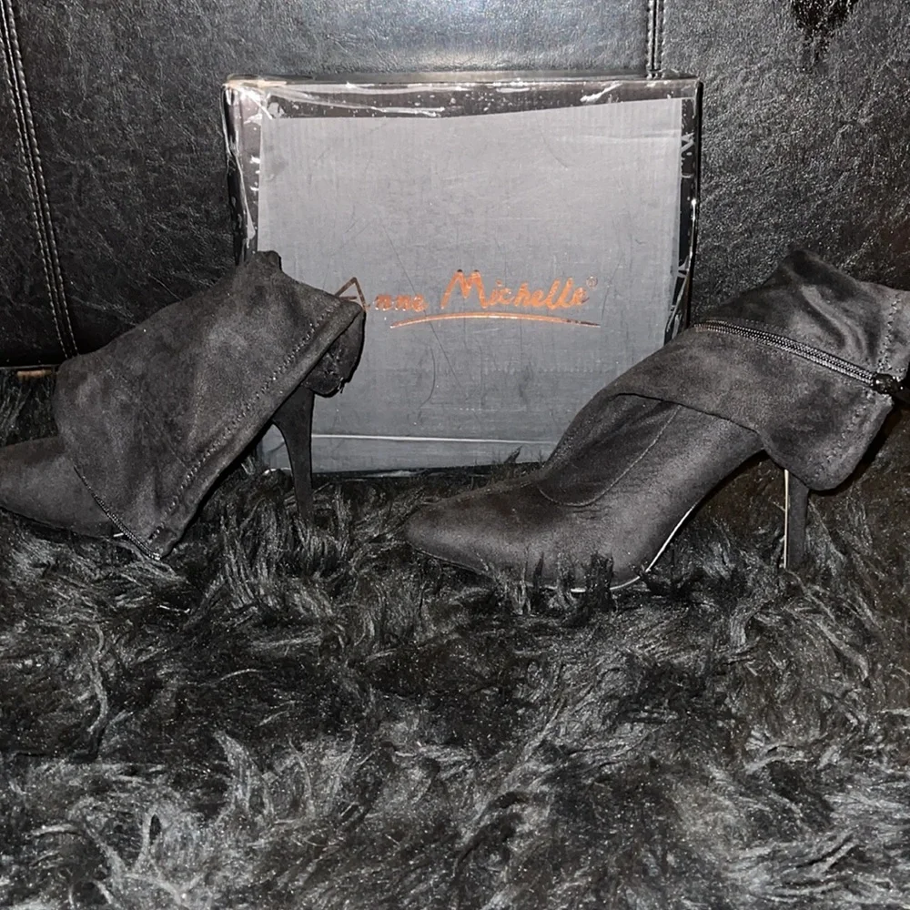 ♠️🔥ANNE MICHELLE SUEDE ANKLE BOOTIES WITH INSIDE ZIPPER SIZ 8 1/2 & 4 1/2 HEEL